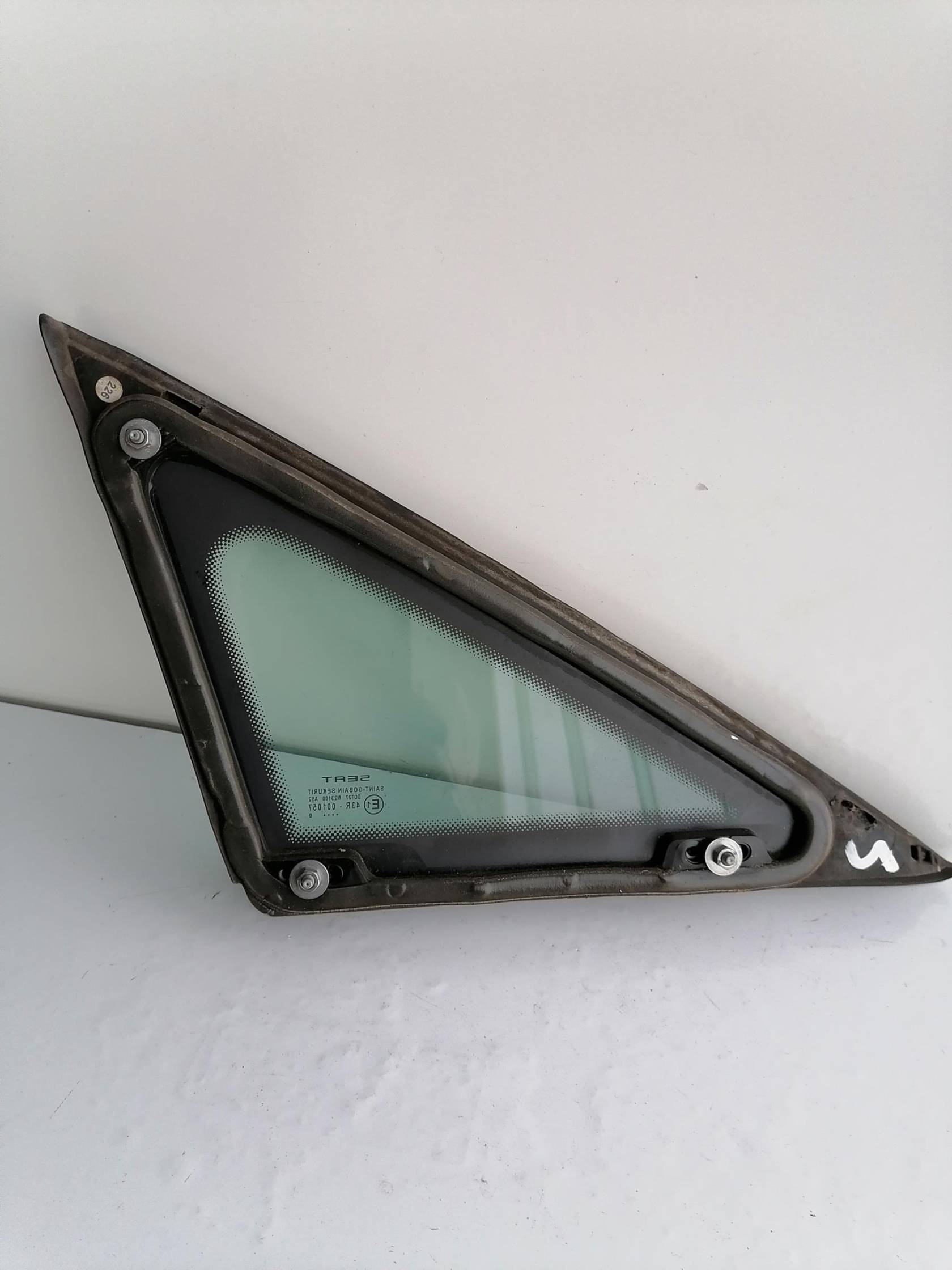 Fisso parafango ant. sx.